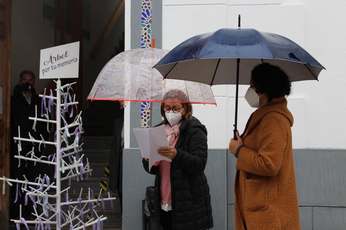Magdalena Carmona, alcaldesa, lee el manifiesto de la Fempex con la concejala Ana Fernández a su lado y el 'Árbol por tu memoria' detrás
