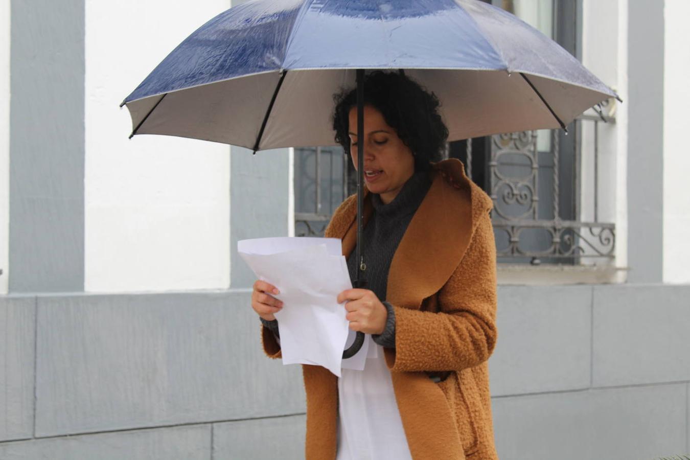 Ana Fernández, concejala de Política Social y Mujer, lee el nombre, la edad y la procedencia de las mujeres asesinadas este año