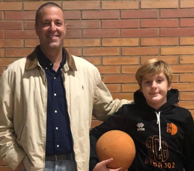 Ismael y Hugo, padre e hijo y buenos aficionados al baloncesto. Hugo juega en el Infantil B cuayo partido fue uno de los emitidos.