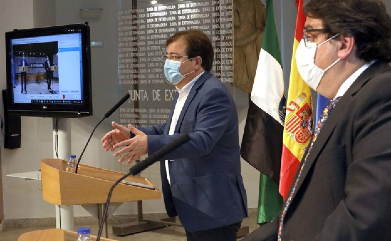 Guillermo Fernández Vara junto a José María Vergeles, en una rueda de prensa.