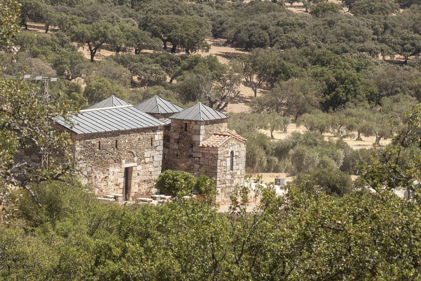 Exterior de la basílica Santa Lucía del Trampal en Alcuéscar.