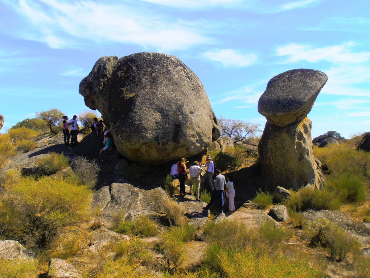 Gente viendo el recorrido del haz de luz, que sólo ilumina completamente un grabado el 21 de marzo y el 22 de septiembre, en los equinoccios.