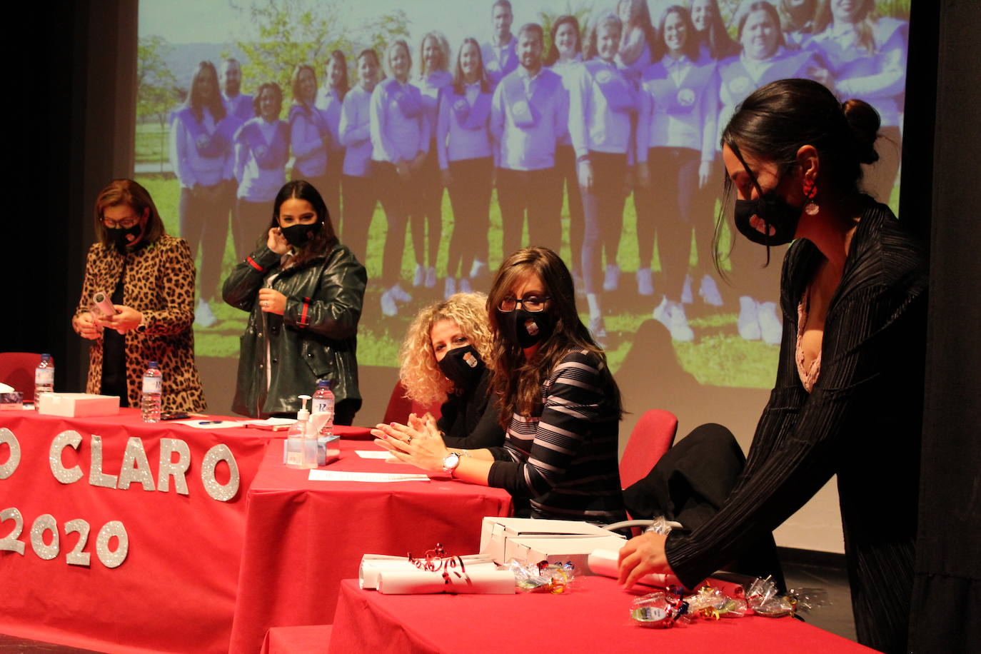 Los recién graduados también quisieron obsequiar a los representantes del Consistorio