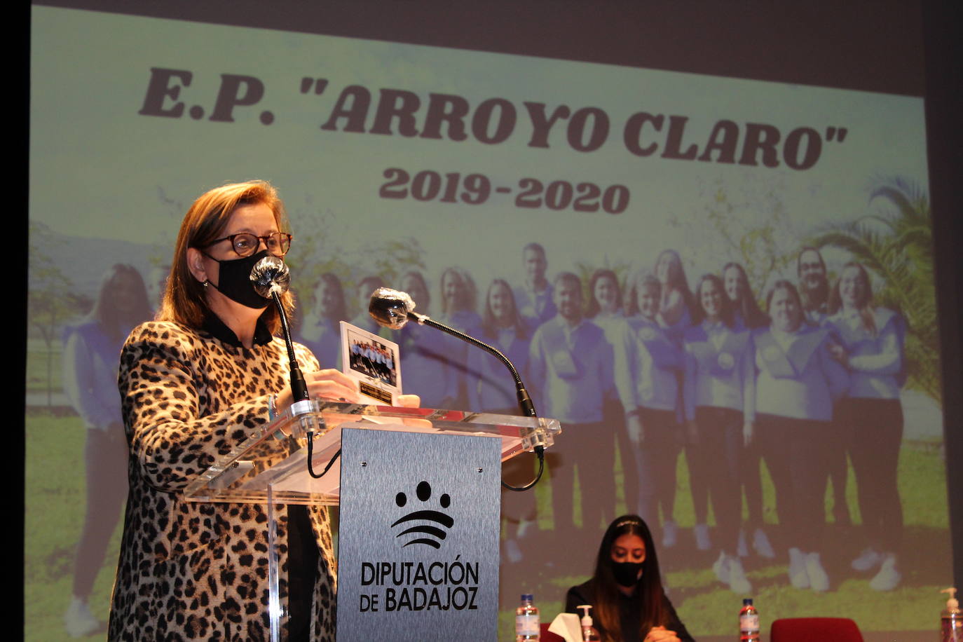 Magdalena Carmona, alcaldesa, muestra el reloj con una foto de los alumnos y el equipo directivo que les ha regalado el Ayuntamiento a los recién graduados