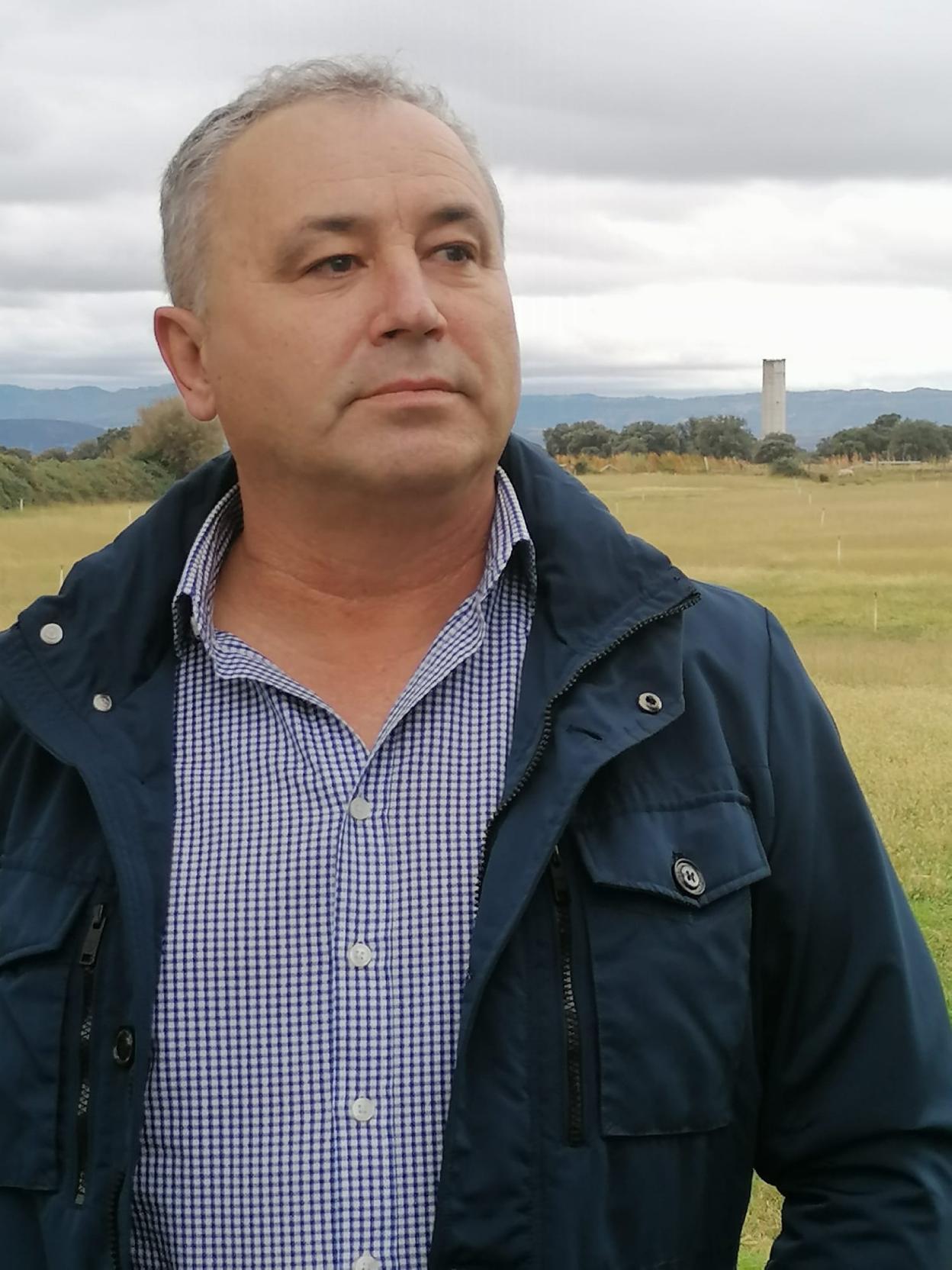 Gómez en Valdecañas, con una torre de elevación al fondo. 