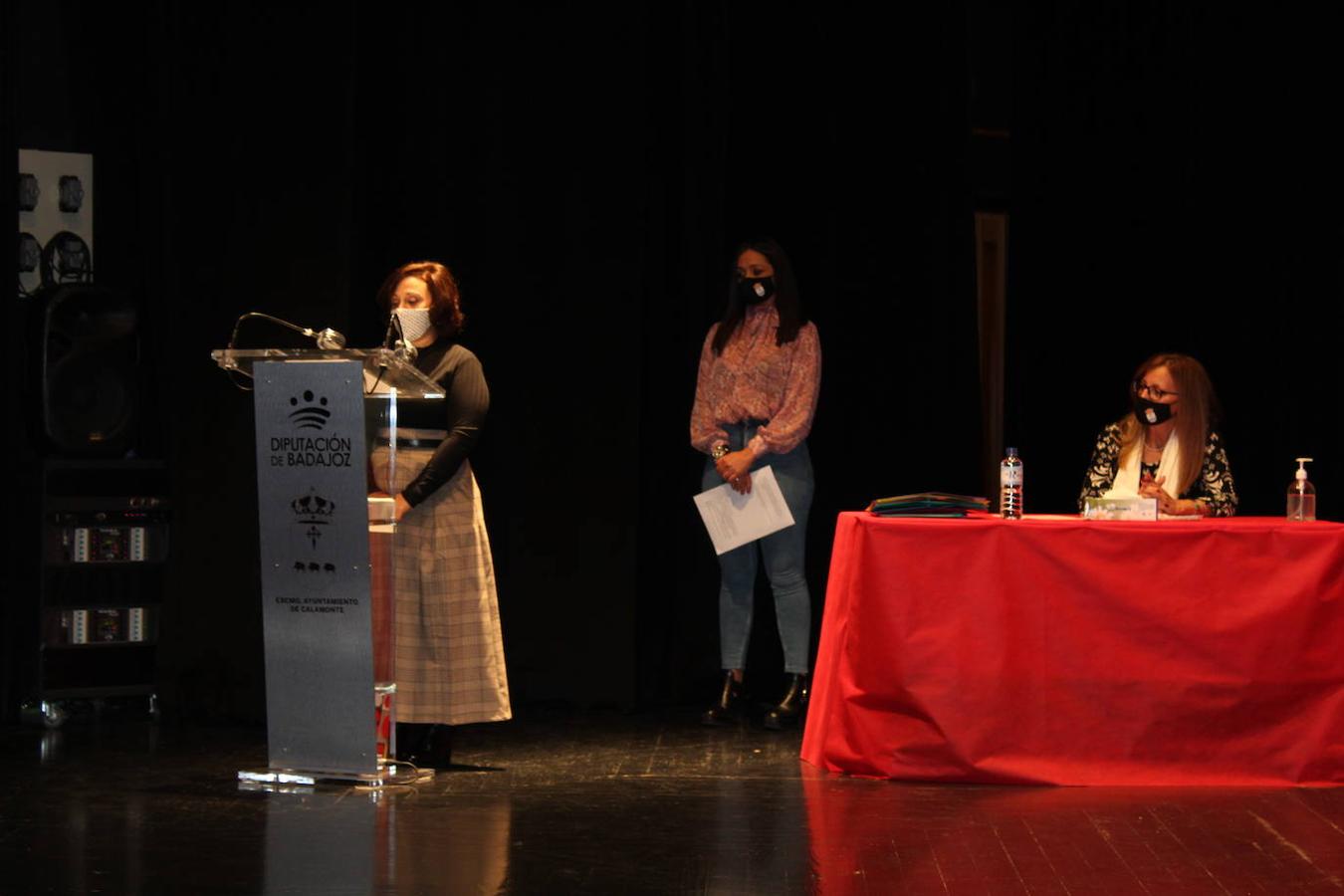 Dos alumnas se convirtieron en portavoces de sus compañeros durante la parte institucional del acto