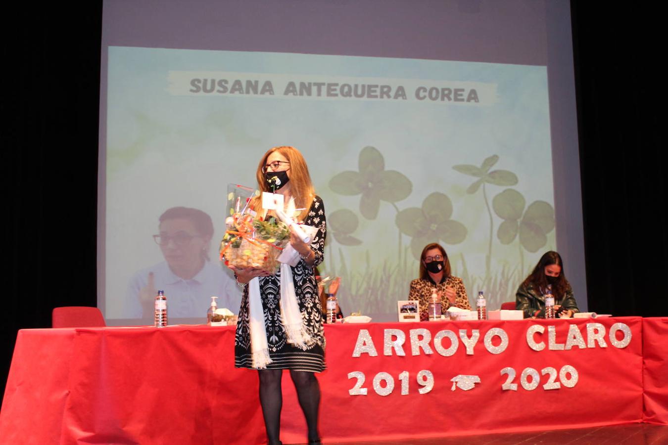 Los alumnos también quisieron tener un detalle con sus tutoras; entre ellas, Susana Antequera