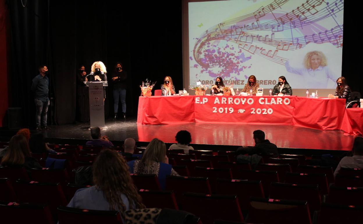 Coro Antúnez, una de las tutoras de la escuela, pronuncia su discurso ante los alumnos