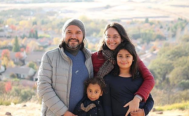 María José Rina, que trabaja en la Universidad de California, con su marido y sus dos hijas.