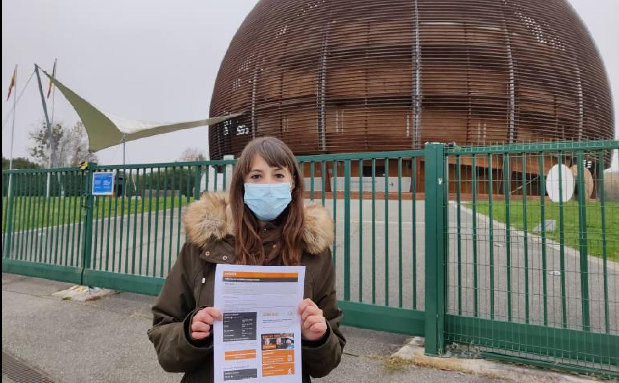 Sara Benítez, de Zafra, muestra sus billetes de avión para viajar de Suiza a España