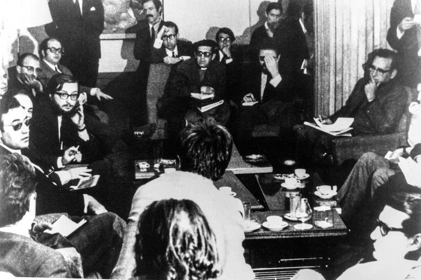 Abogados defensores de los condenados en el Proceso de Burgos, ante los medios de comunicación.