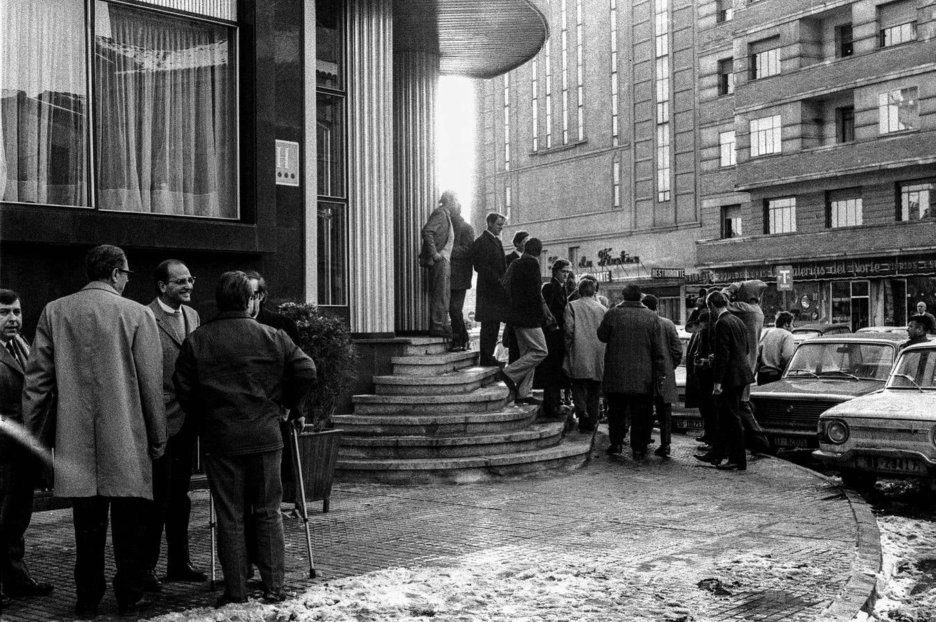 Los abogados defensores de los 16 miembros de ETA juzgados por pertenencia a un grupo terrorista y el asesinato del comisario Melitón Manzanas, entre otros, salen del hotel para dirigirse al Gobierno Militar. Ese día dicta sentencia el Tribunal Militar.