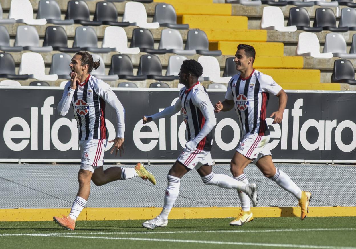 Adilson y Jesús Clemente corren a felicitar a Álex Corredera por su gol ante el Villarrobledo. 