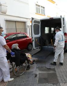 Imagen secundaria 2 - Trasladan entre lágrimas a los mayores de la residencia que cerrará en Almendralejo