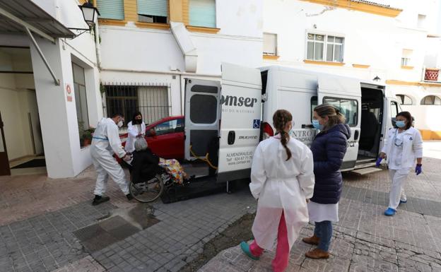 Mayores siendo trasladados a otros centros. 