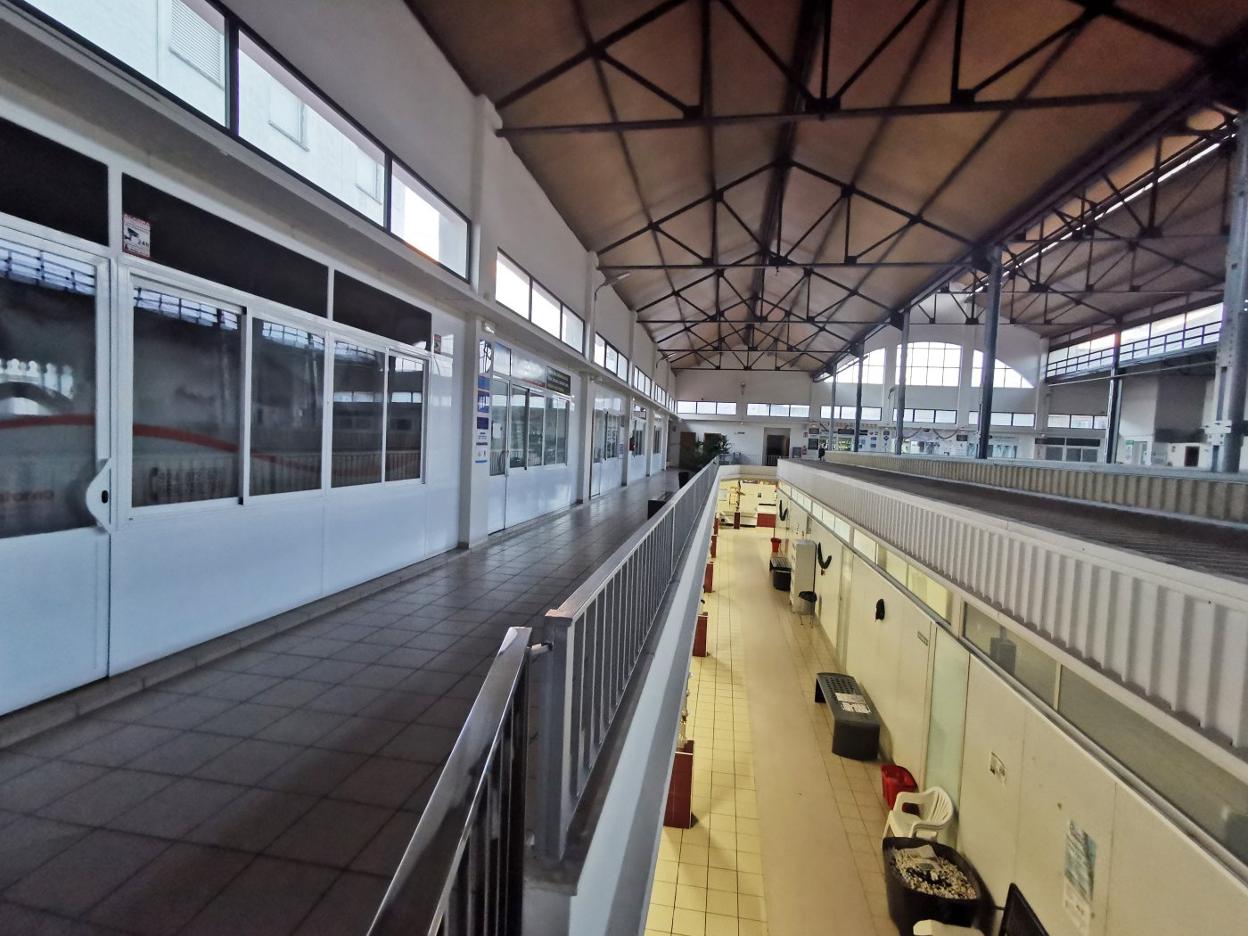 Locales en el interior del mercado de abastos. 