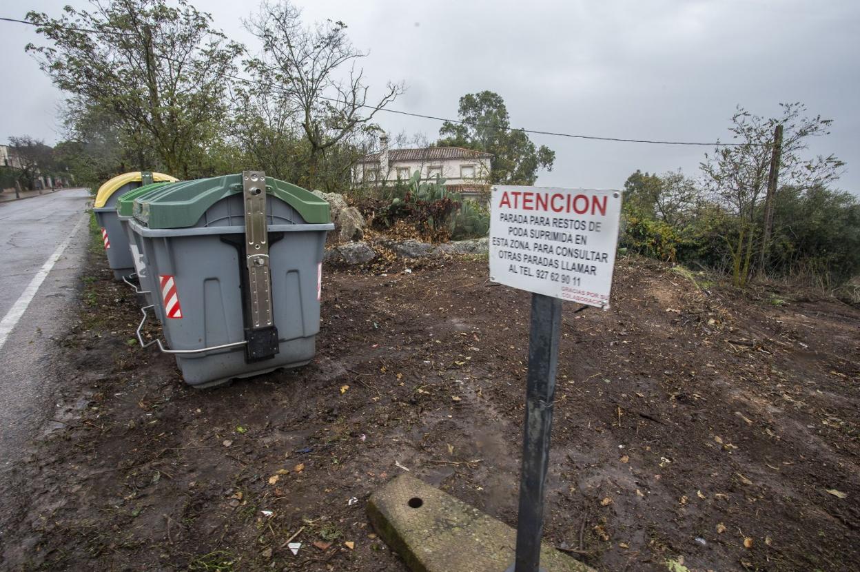 Zona limpia de restos de poda frente al depósito de la montaña. 