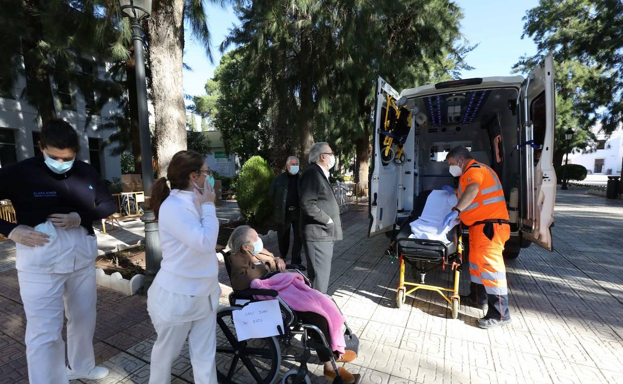 Traslado de usuarios de la resiencia que cierra en Almendralejo. 