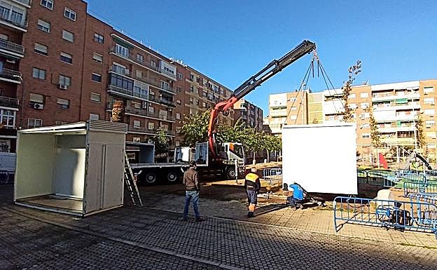 Camiones grúa desmontando el quiosco de la plaza.