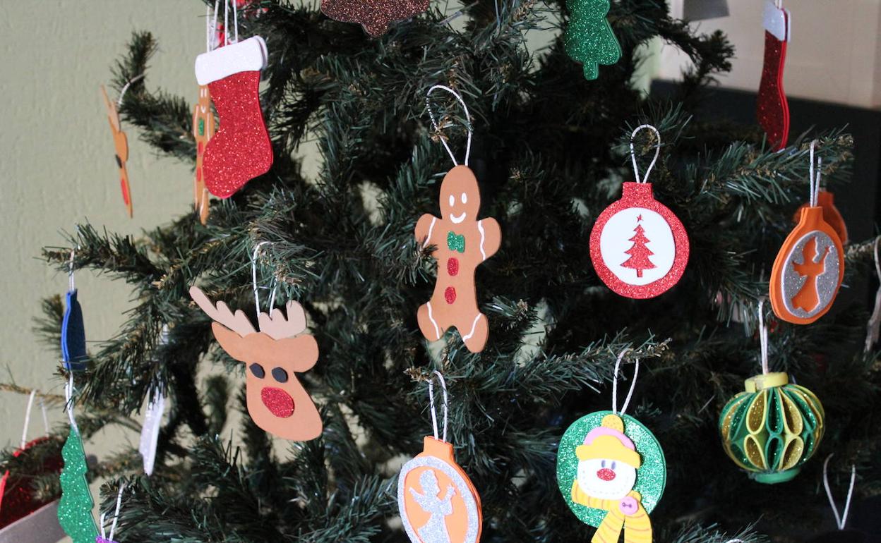 Adornos de Navidad elaborados artesanalmente por los usuarios de la asociación