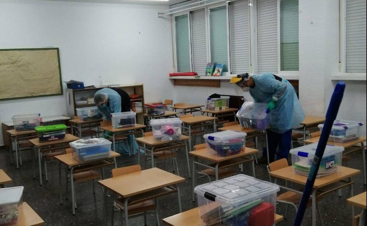 Labores de limpieza en un colegio extremeño. 