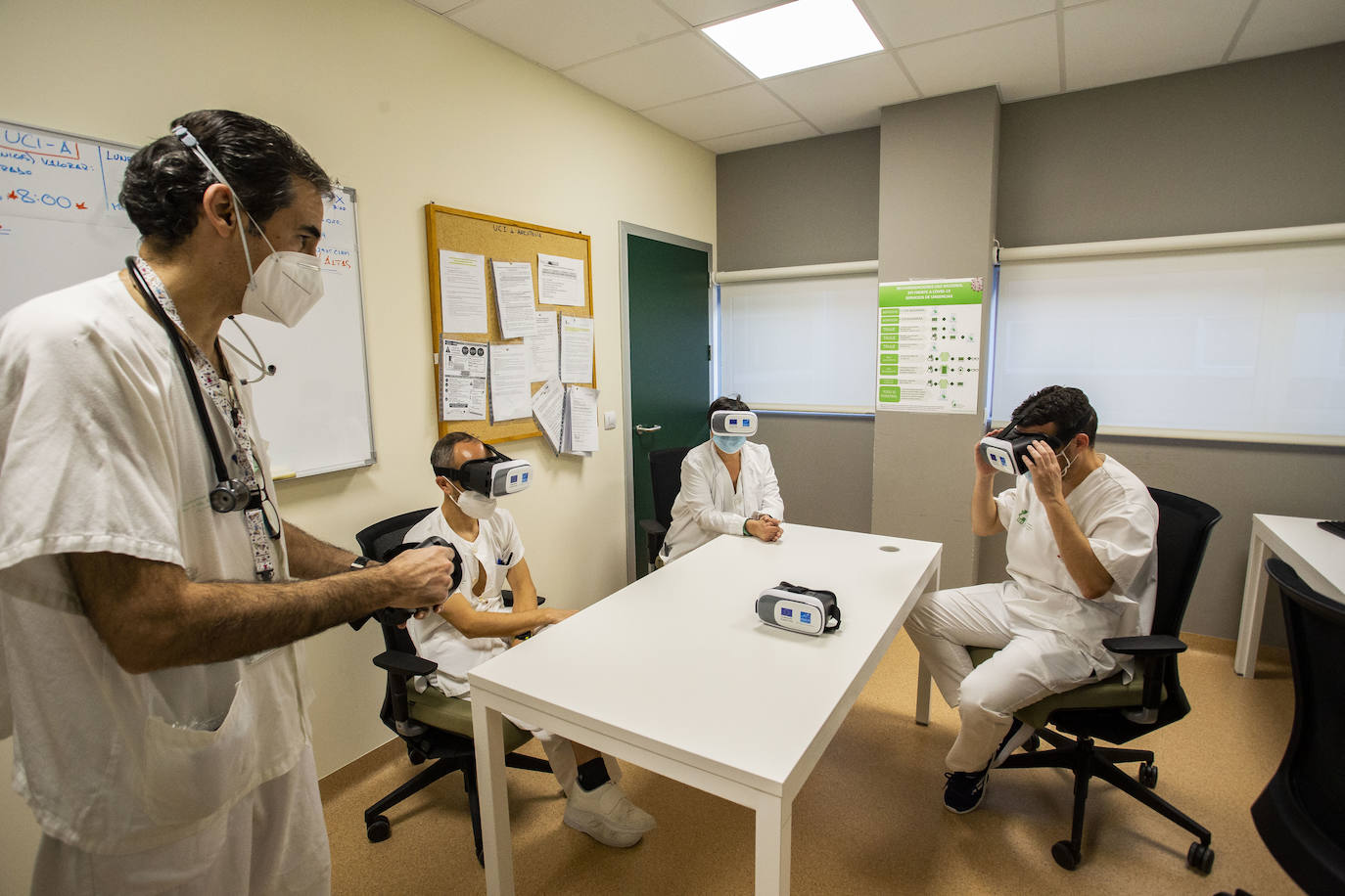 Varios enfermeros prueban las gafas de realidad virtual que se usarán a partir del 14 de diciembre en la parte práctica del curso. 