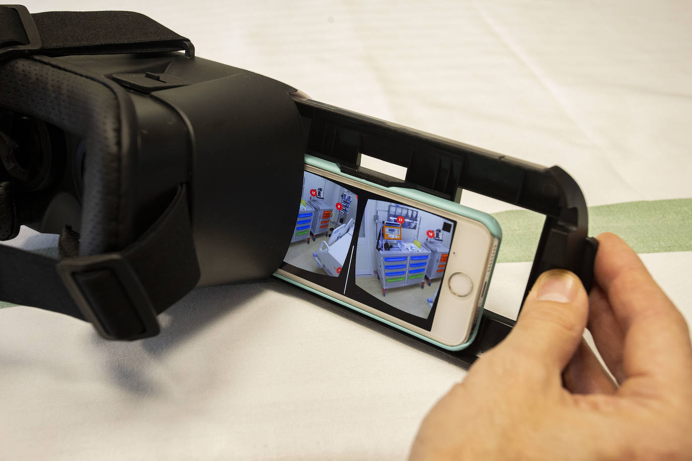 Introduciendo un móvil con el programa de realidad virtual en las gafas antes de utilizarlas. 