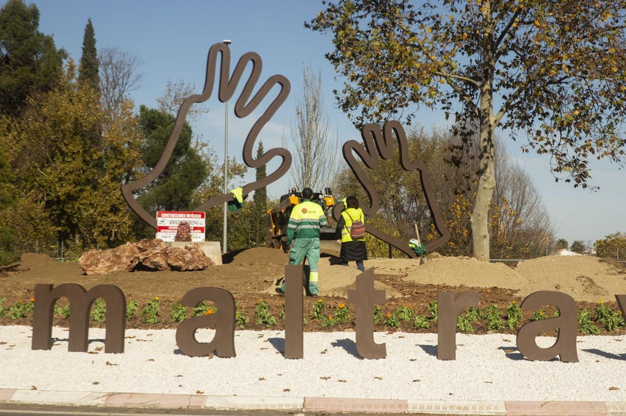 Escultura y letras de hierro instaladas en la rotonda de Maltravieso. 