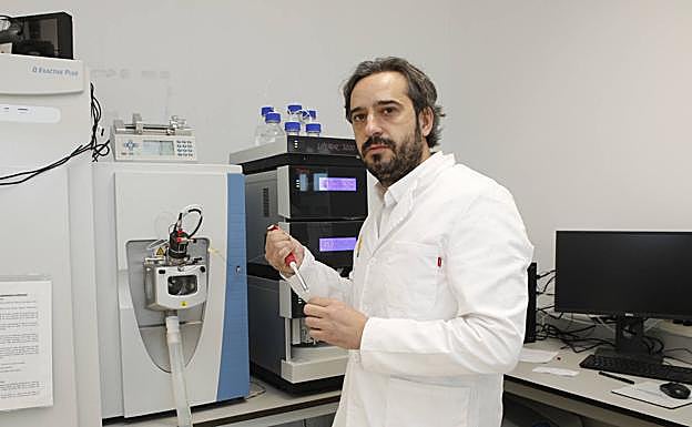 Mario Estévez en uno de los laboratorios de la UEx. 
