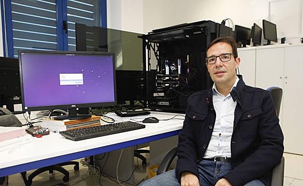 Antonio Plaza en una sala de la Escuela Politécnica. 