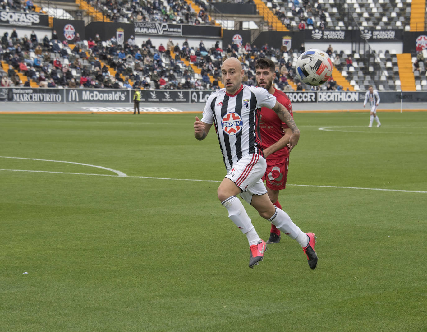 El Villanovense exprime al límite al conjunto pacense que gracias al gol de Pablo Vázquez sale más líder del derbi y ya es campeón de invierno