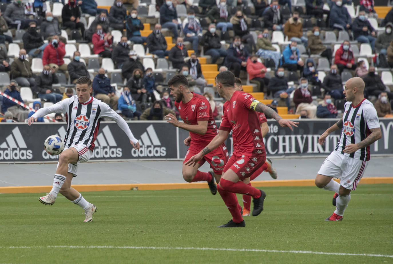 El Villanovense exprime al límite al conjunto pacense que gracias al gol de Pablo Vázquez sale más líder del derbi y ya es campeón de invierno