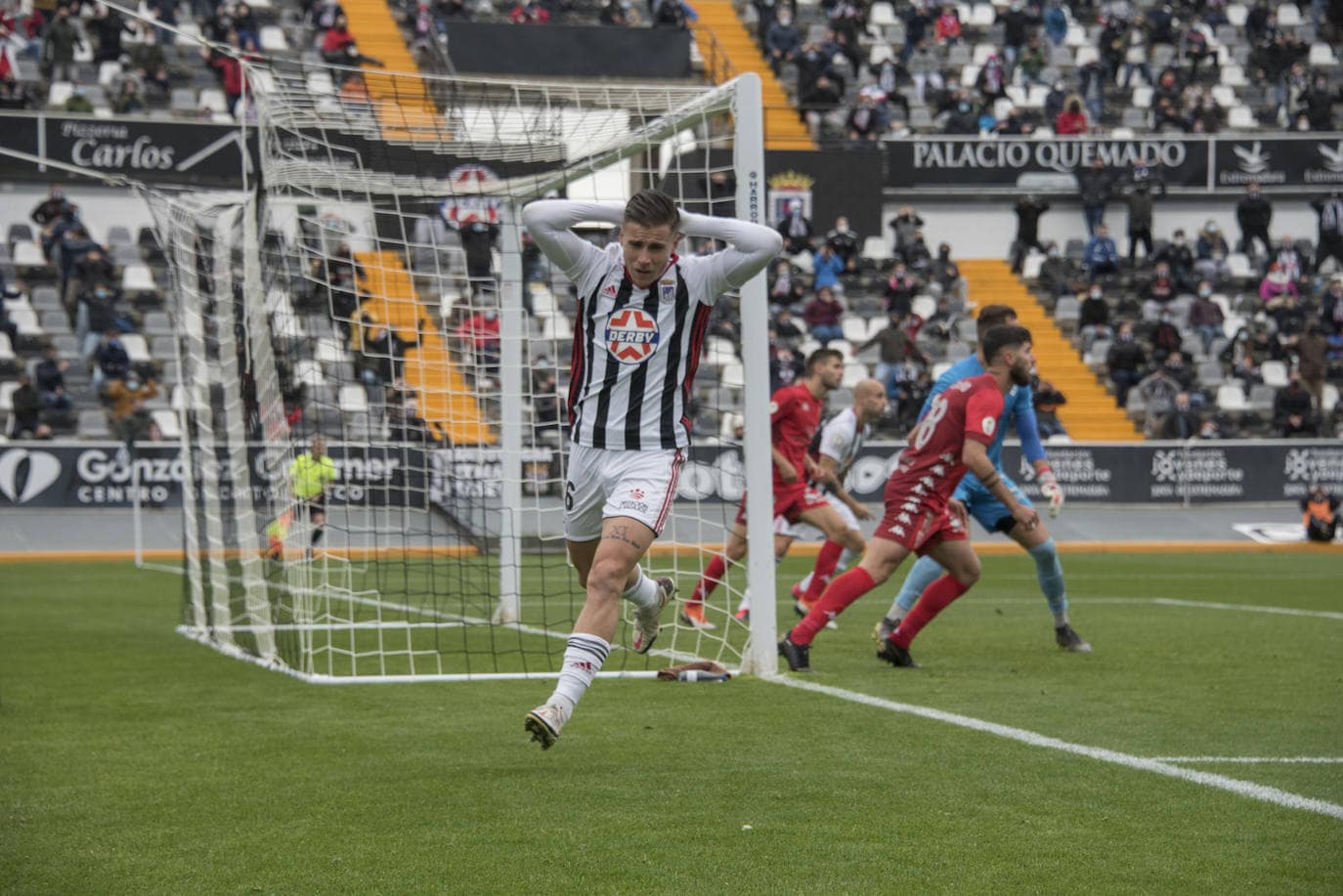 El Villanovense exprime al límite al conjunto pacense que gracias al gol de Pablo Vázquez sale más líder del derbi y ya es campeón de invierno