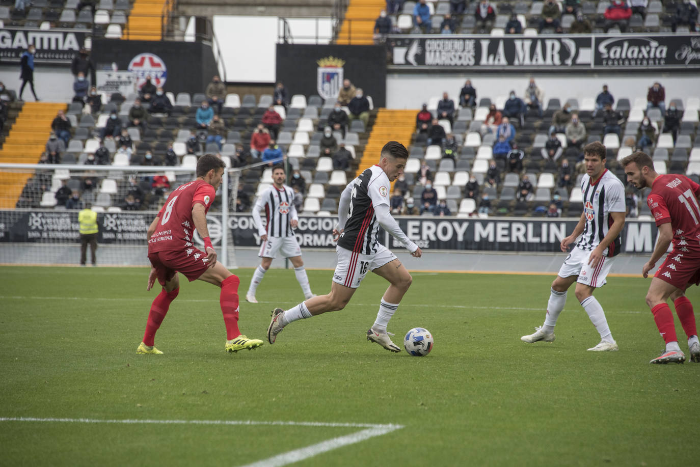 El Villanovense exprime al límite al conjunto pacense que gracias al gol de Pablo Vázquez sale más líder del derbi y ya es campeón de invierno