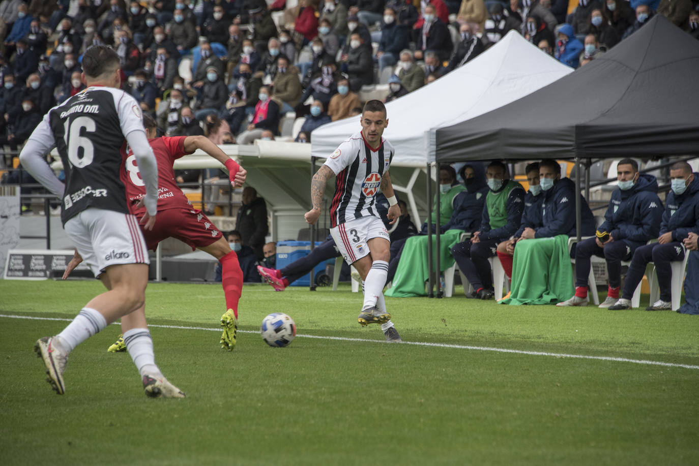 El Villanovense exprime al límite al conjunto pacense que gracias al gol de Pablo Vázquez sale más líder del derbi y ya es campeón de invierno