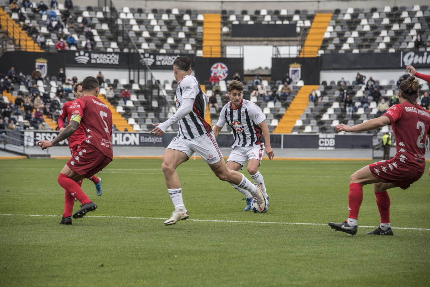 El Villanovense exprime al límite al conjunto pacense que gracias al gol de Pablo Vázquez sale más líder del derbi y ya es campeón de invierno