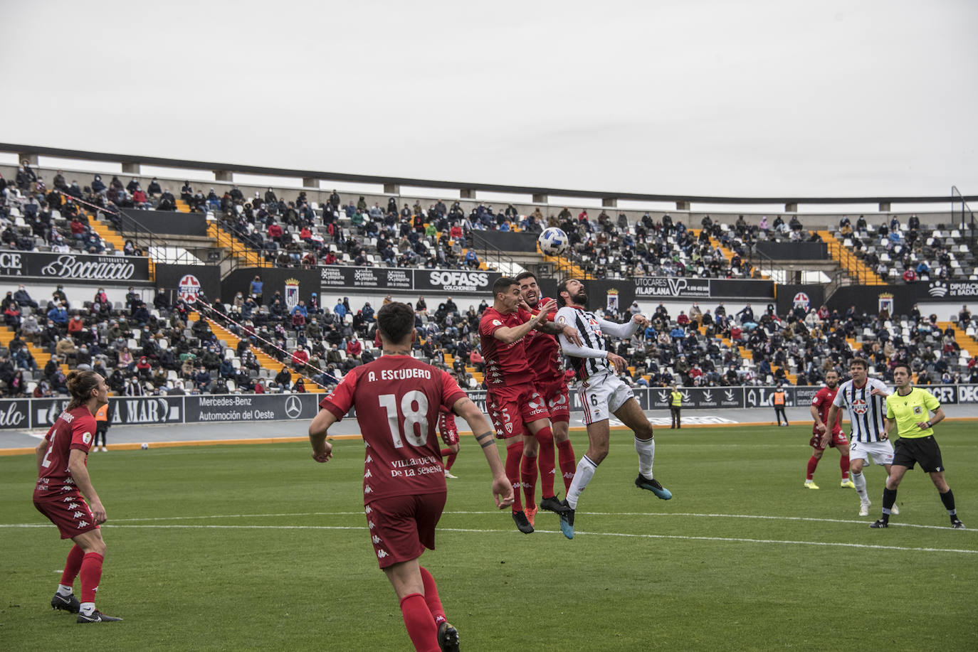 El Villanovense exprime al límite al conjunto pacense que gracias al gol de Pablo Vázquez sale más líder del derbi y ya es campeón de invierno