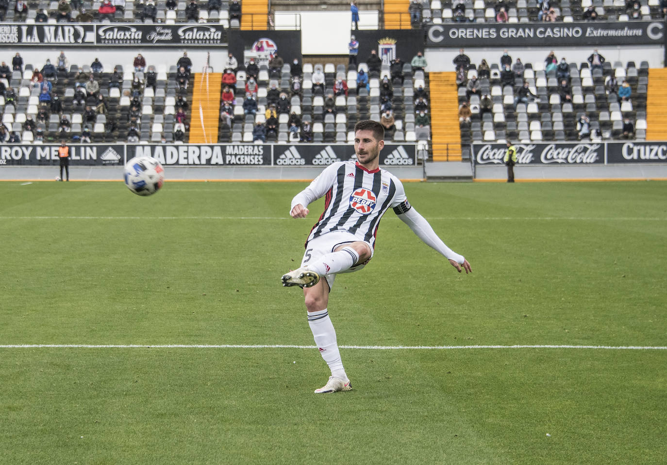 El Villanovense exprime al límite al conjunto pacense que gracias al gol de Pablo Vázquez sale más líder del derbi y ya es campeón de invierno