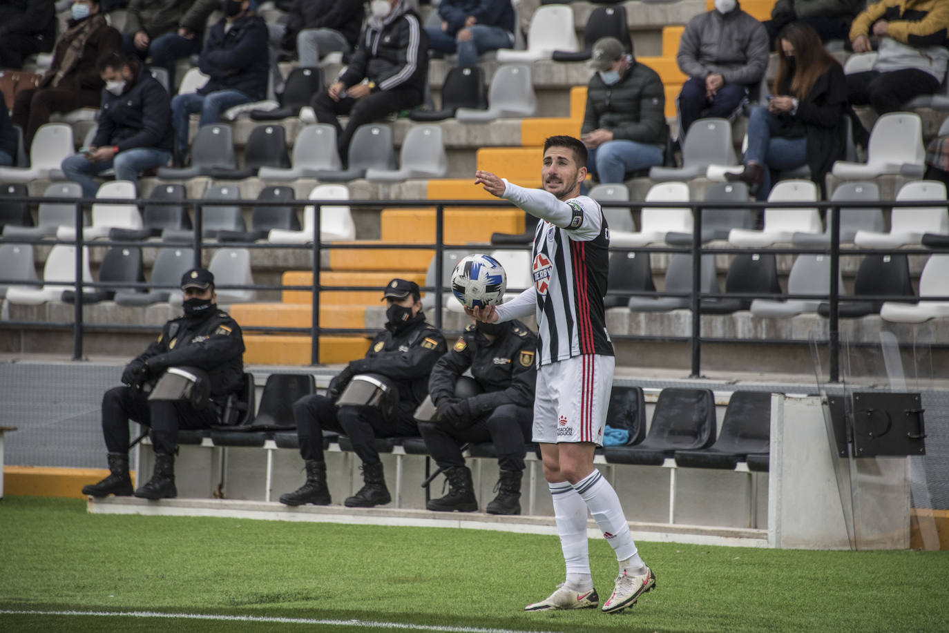 El Villanovense exprime al límite al conjunto pacense que gracias al gol de Pablo Vázquez sale más líder del derbi y ya es campeón de invierno