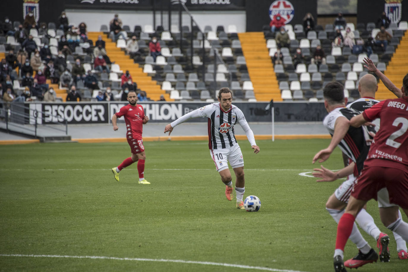 El Villanovense exprime al límite al conjunto pacense que gracias al gol de Pablo Vázquez sale más líder del derbi y ya es campeón de invierno