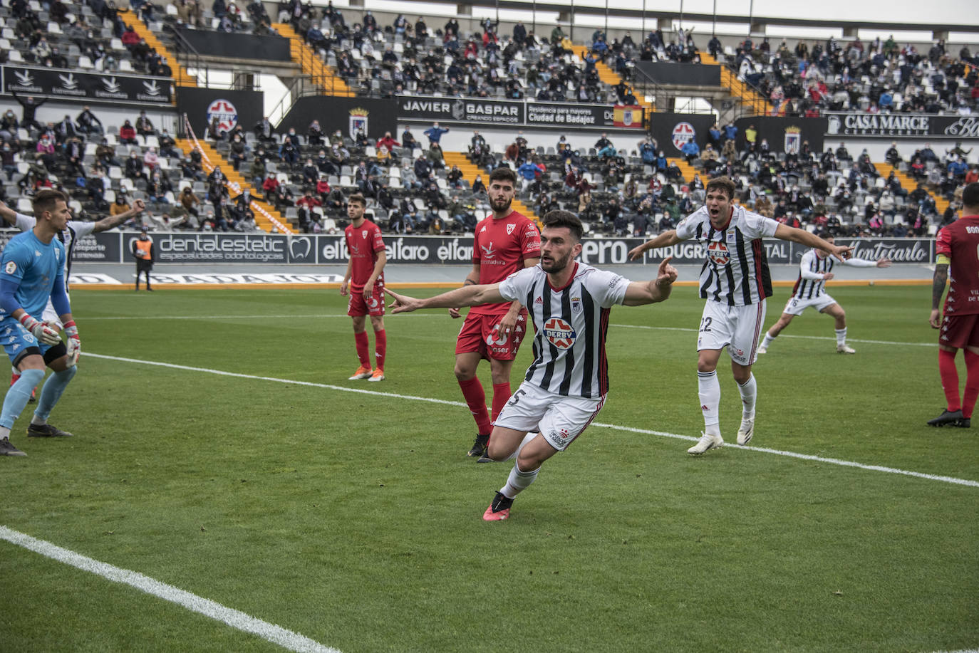 El Villanovense exprime al límite al conjunto pacense que gracias al gol de Pablo Vázquez sale más líder del derbi y ya es campeón de invierno