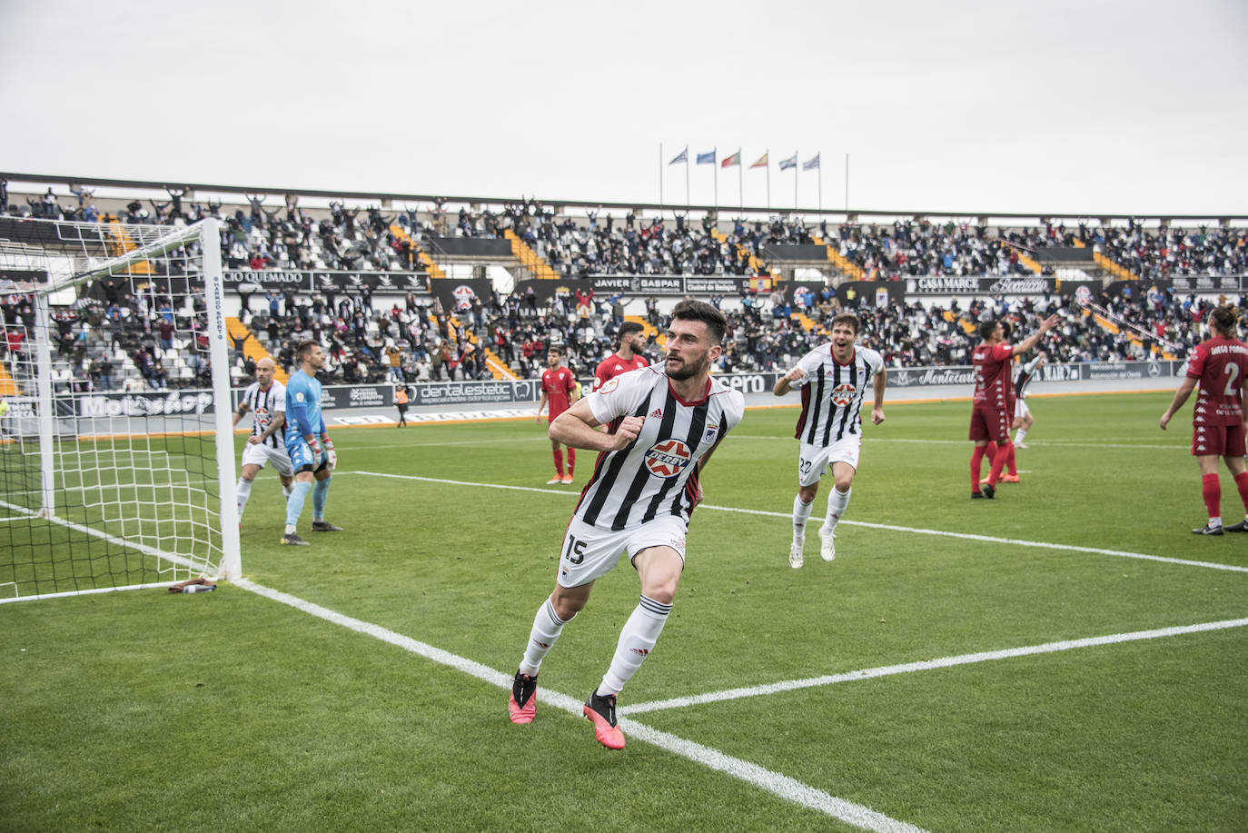 El Villanovense exprime al límite al conjunto pacense que gracias al gol de Pablo Vázquez sale más líder del derbi y ya es campeón de invierno