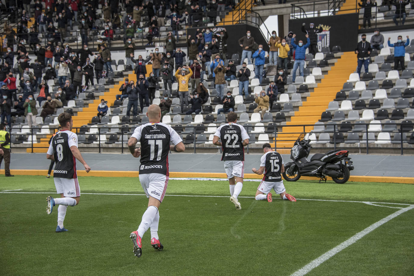 El Villanovense exprime al límite al conjunto pacense que gracias al gol de Pablo Vázquez sale más líder del derbi y ya es campeón de invierno