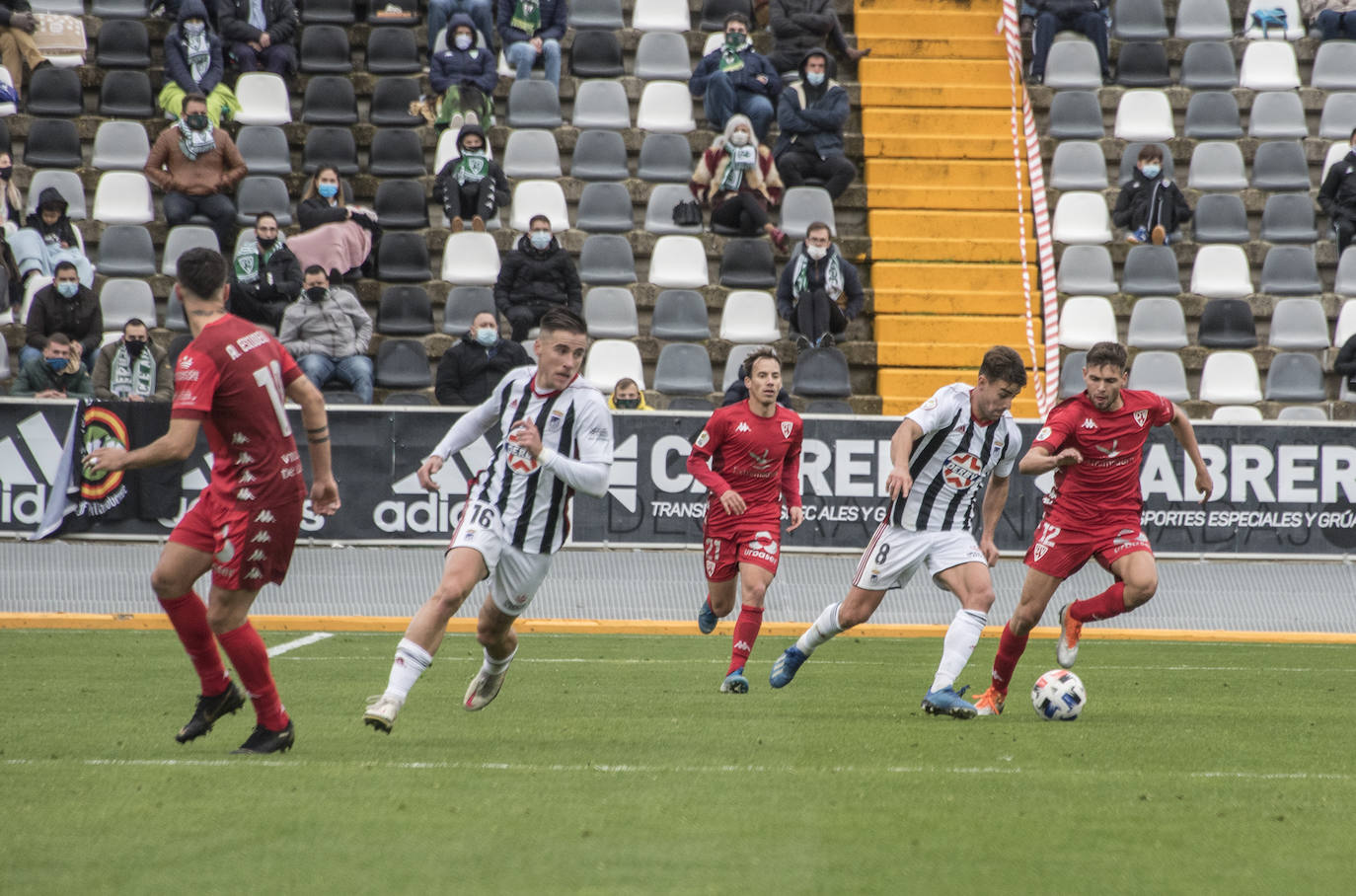 El Villanovense exprime al límite al conjunto pacense que gracias al gol de Pablo Vázquez sale más líder del derbi y ya es campeón de invierno