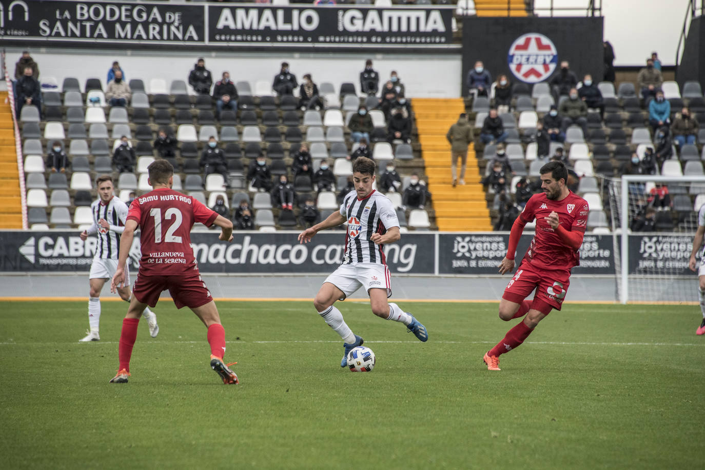 El Villanovense exprime al límite al conjunto pacense que gracias al gol de Pablo Vázquez sale más líder del derbi y ya es campeón de invierno