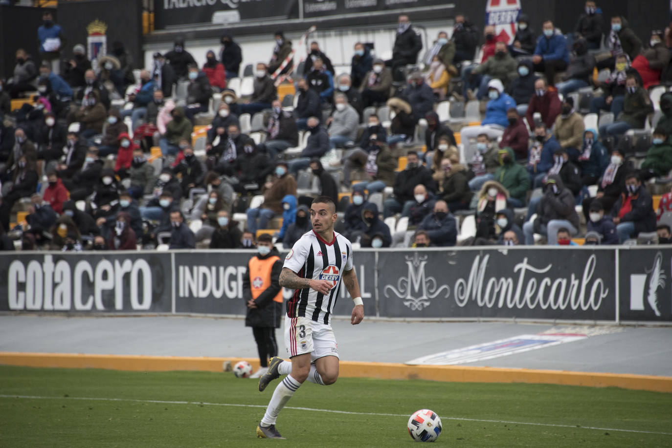 El Villanovense exprime al límite al conjunto pacense que gracias al gol de Pablo Vázquez sale más líder del derbi y ya es campeón de invierno