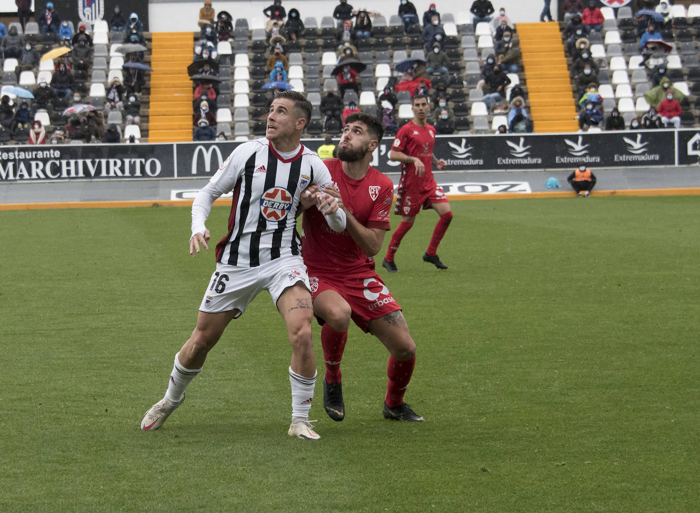 El Villanovense exprime al límite al conjunto pacense que gracias al gol de Pablo Vázquez sale más líder del derbi y ya es campeón de invierno