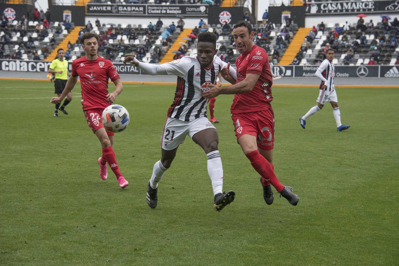 El Villanovense exprime al límite al conjunto pacense que gracias al gol de Pablo Vázquez sale más líder del derbi y ya es campeón de invierno