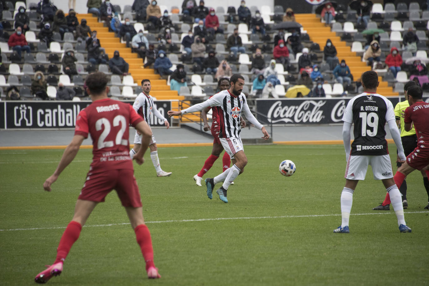 El Villanovense exprime al límite al conjunto pacense que gracias al gol de Pablo Vázquez sale más líder del derbi y ya es campeón de invierno