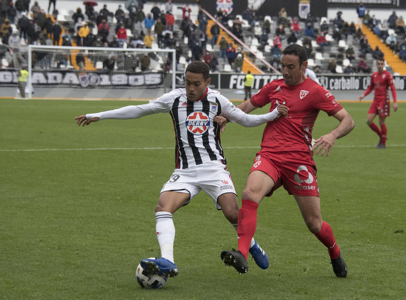 El Villanovense exprime al límite al conjunto pacense que gracias al gol de Pablo Vázquez sale más líder del derbi y ya es campeón de invierno